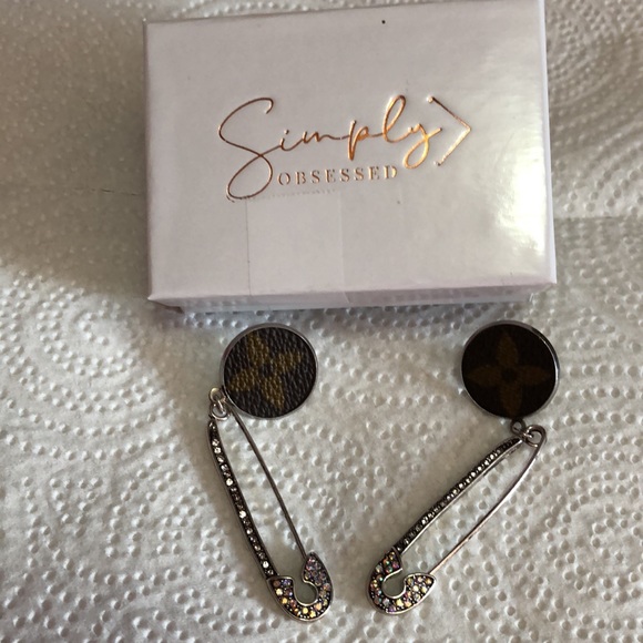 💕🎀💕SIMPLY OBSESSED🎀💕🎀 (DESIGNER INSPIRED)SAFETY PIN EARRINGS. - Picture 5 of 5